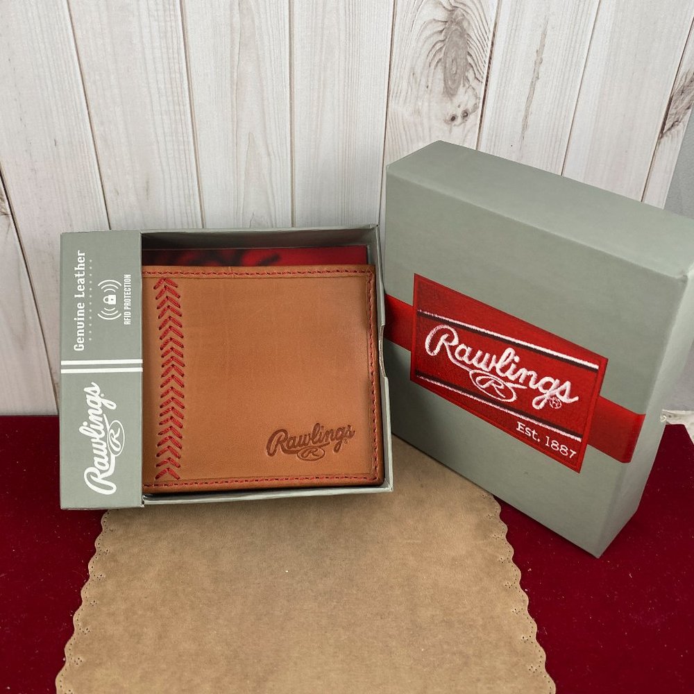 Rawlings Baseball Stitch bi-fold wallet is crafted from quality calfskin leather